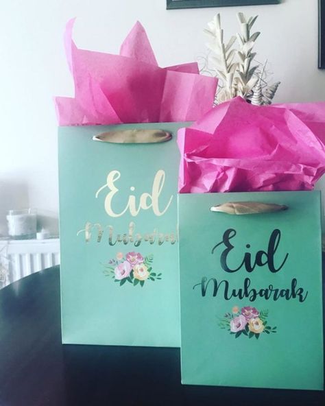 Idées cadeaux pour l’Aïd - Gazellemag Nous voilà déjà à mi-parcours du mois sacré et l’Aïd-el-fitr approche à grands pas. Il est temps de penser à ce que vous allez offrir à vos proches pour fêter la fin du mois de Ramadan ! Eid Preparation, Eid Gift Bags, Aid El Fitr, Decoraciones Ramadan, Eid Ideas, Eid Celebrations, Ramadan Party, Eid Favours, Eid Mubarak Decoration