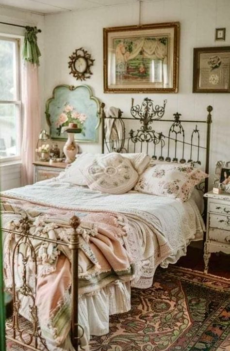 Faded Glamour, Pastel Inspiration, Fall Bedroom Ideas, Vintage Bedroom Ideas, Cottagecore Bedroom, Iron Beds, Vintage Bedroom Decor, Bedroom Ideas Inspiration, Cozy Fall Bedroom