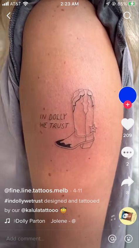 What Would Dolly Do Tattoo, Dolly Parton Inspired Tattoo, Dolly Parton Tattoo Ideas, Dolly Tattoos, Dolly Tattoo, Nashville Tattoos, Gnarly Tattoos, Dolly Parton Tattoos, Cowboy Boot Tattoo