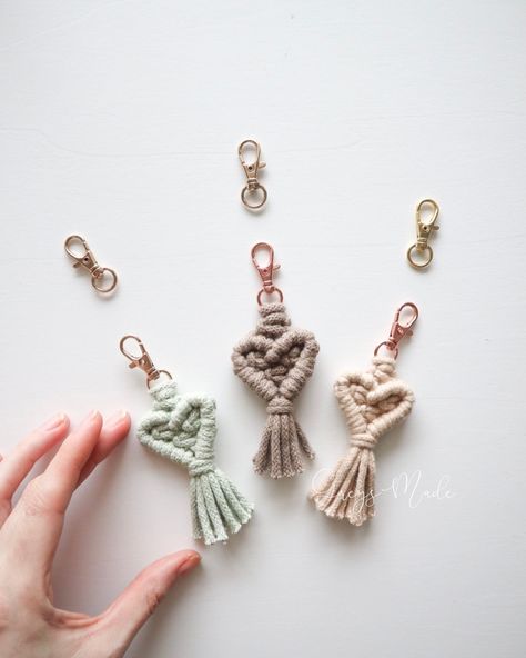 Handmade Car Charms, Macrame Cute Things, Valentines Day Macrame Ideas, Valentine Macrame Diy, Macrame Small Gifts, Macrame Heart Keychain Tutorial, Cool Macrame Ideas, Valentine Macrame Ideas, Diy Macrame Ideas