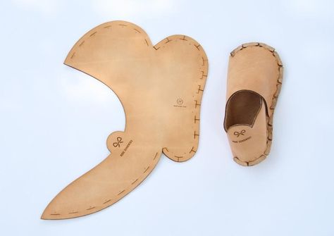 Handmade Shoes Pattern, Homemade Shoes, Make Your Own Shoes, Hantverk Diy, Moccasin Pattern, Diy Slippers, Shoe Crafts, Handmade Leather Shoes, Shoe Pattern