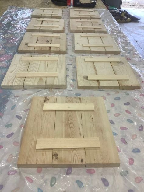 Pallet Cricut Projects, 1x3 Wood Projects Easy Diy, Pallet Turkey Diy Projects, Pallets Projects, Pallet Gift Ideas, Old Fence Board Projects, Fence Board Crafts, Pallet Signs Diy, Rustic Beach Decor