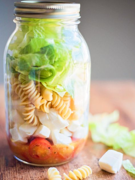 Mason Jar Meals Lunch, Pasta Salad In A Jar, Salads For The Week, Mason Jar Lunches, Jar Lunches, Jar Salad Recipes, Mason Jar Lunch, Quick And Easy Meal Prep, Meal Prep Salad