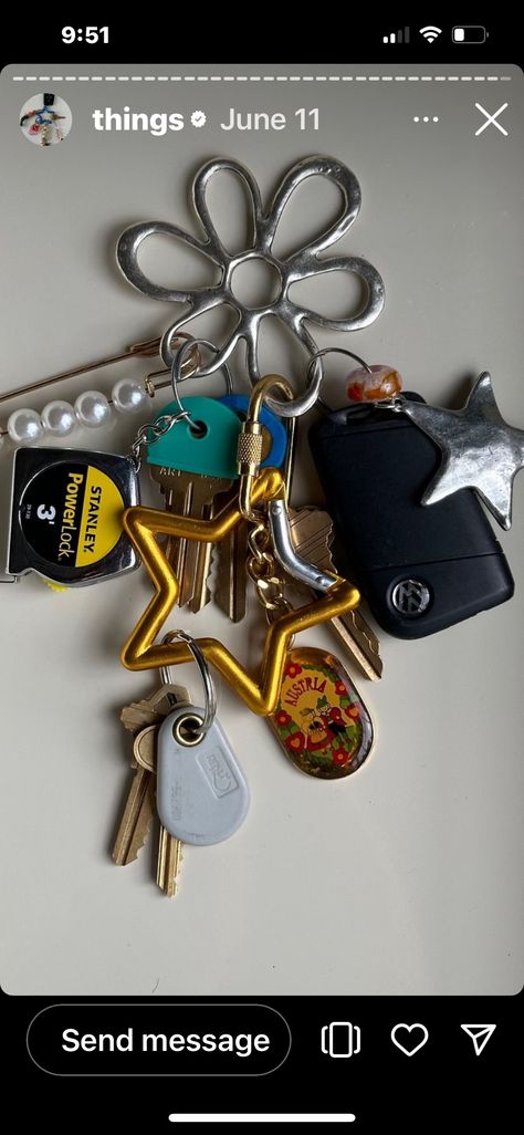 Keys On Carabiner, Cool Girl Keychain, Aesthetic Keys With Keychain, Cool Keychains Aesthetic, Maximalist Keychain, Home Keys Aesthetic, Keychain For Car Keys, Aesthetic Carabiner, Aesthetic Keychains For Car Keys