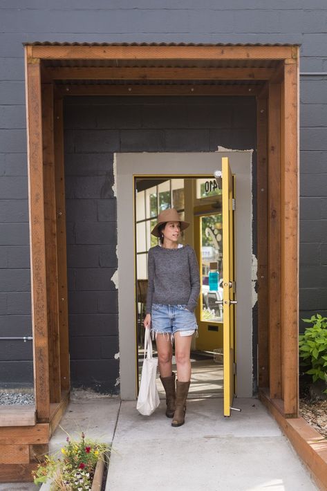 Diy Denim Shorts, Frye Cowboy Boots, Harness Outfit, Morning Hair, Frye Harness Boots, Sydney Style, The Frye Company, Levis Denim Shorts, Vintage Cowboy Boots