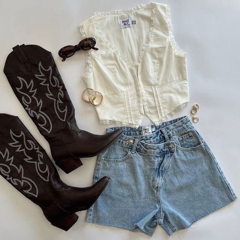 Aesthetic Cowgirl, Botas Western, Cowgirl Style Outfits, Wilde Westen, Fest Outfits, Looks Country, Cowgirl Aesthetic, Rodeo Outfits, Nashville Outfits