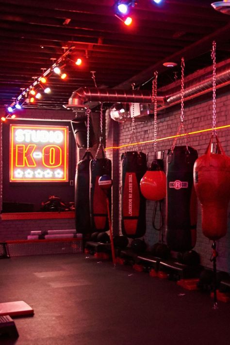 A line of boxing bags in various sizes hang from the ceiling Box Aesthetic Sport, Boxing Gym Aesthetic, Boxe Aesthetic, Boxing Aesthetic, Box Sport, Studio Ko, Boxer Aesthetic, Muay Thai Gym, Boxe Thai