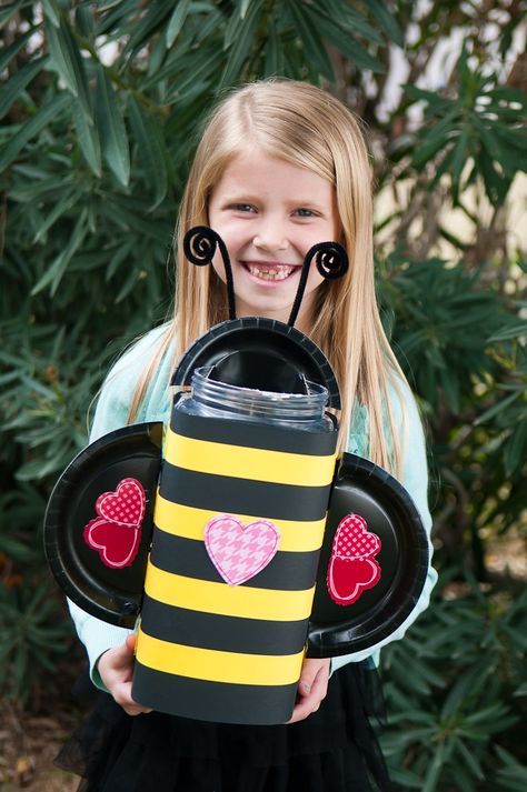 Diy Valentine's Mailbox, Unique Valentine Box Ideas, Mailbox Diy, Valentine Box Ideas, Girls Valentines Boxes, Diy Valentines Box, Valentine Boxes For School, Kids Valentine Boxes, Bee Valentine