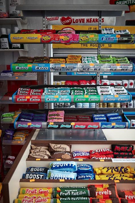 Lucy Sparrow's Felt Corner Shop art installation, Wellington Row, Bethnal Green, London.  Look closely--every item in photo is made of felt! Corner Store Snacks, Lucy Sparrow Felt Food, Corner Shop Uk, British Corner Shop, London Corner Shop, Lucy Sparrow, Fizzy Drinks, Corner Shop, Healthy Meal Delivery Service