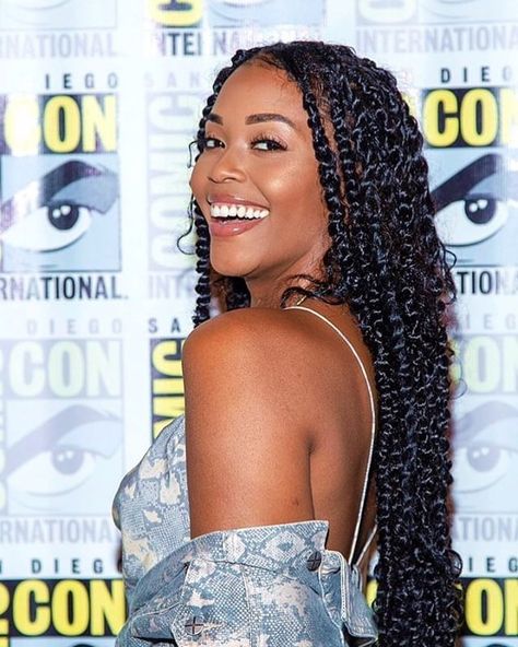 Nafessa Williams on Instagram: “When you smile, the whole world stops and stares for a while 👑” Senagalese Twist, Nafessa Williams, Senegalese Twist Braids, Passion Twists, Protective Hairstyle, Twist Braid Hairstyles, Girls Braids, Braided Hairstyles For Black Women, American Woman