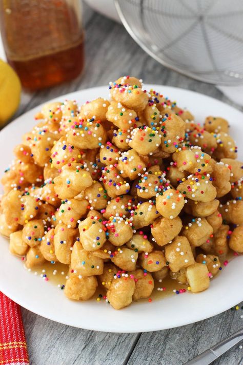 Honey Balls Recipe, Fried Dough Balls, Struffoli Recipe, Honey Balls, Italian Desserts Traditional, Italian Christmas Cookies, Italian Cookie Recipes, Delicious Deserts, Italian Dessert