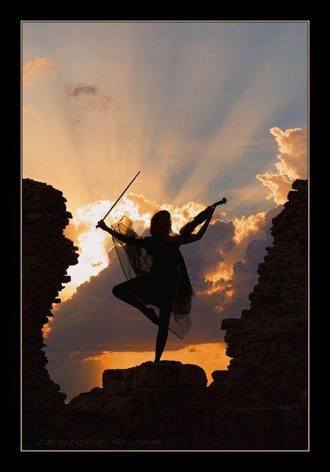 Bard Aesthetic, Half Elf Bard, Violin Photography, Radio Studio, Tiefling Bard, Violin Art, Learn Violin, Sunset Beautiful, Violin Music