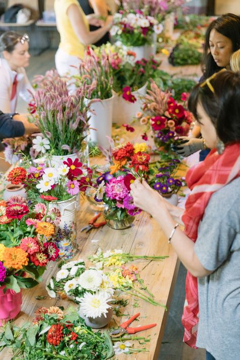 Farmers Market Flowers, Flower Shop Interiors, Flowers Last Longer, Growing Cut Flowers, Diner Party, Stand Flower, Cut Flower Garden, Flower Party, Farm Stand