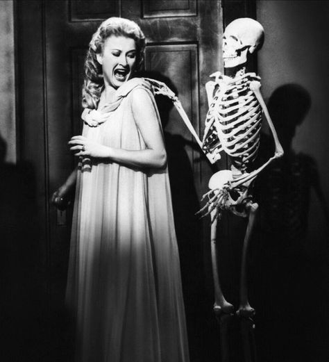 Carol Ohmart and Skeleton in House on Haunted Hill (1959) House On Haunted Hill 1959, Halloween Playlist, House On Haunted Hill, Halloween Music, Vincent Price, Famous Monsters, Sci Fi Horror, Classic Horror Movies, Horror Show