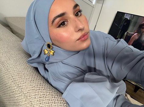 Khimar blue makeup Nawal Sari, Blue Hijab Outfit, Hijabi Makeup, Blue Hijab, Estilo Hijab, Hijabi Fits, Freckles Girl, Hijab Style Tutorial