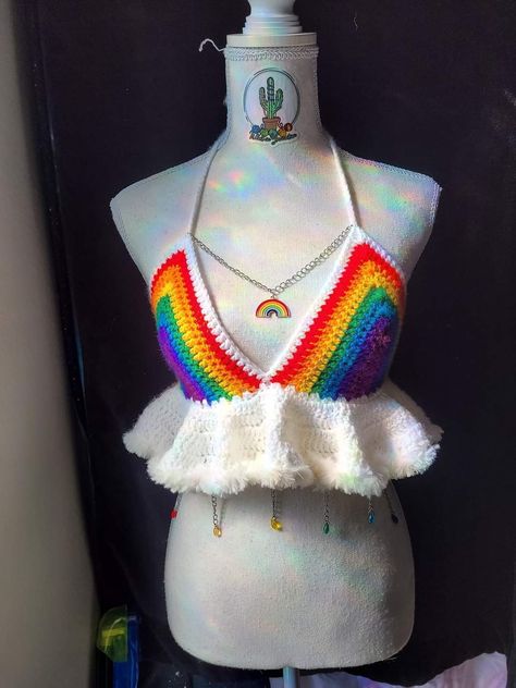 Crochet Cute Outfits, Cool Pride Outfits, Cute Colorful Clothes, Neon Crochet Top, Rainbow Outfit Ideas, Pride Inspired Outfits, Crochet Pride Outfit, Crochet Pride Top, Pride Crochet Projects