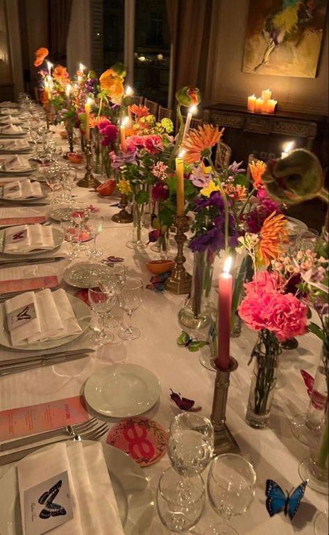 Diner Setting Table, Wild Flower Dinner Party, Summer Birthday Table Decor, Aesthetic Table Decor Dinner, Summer Dinner Party Table Settings, Long Table Dinner Party Indoor, Pretty Dinner Table, Aesthetic Dinner Party Decor, Bday Dinner Table Decor Ideas