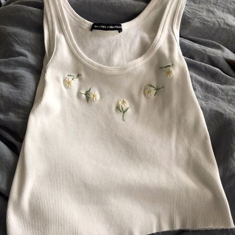 Brandy Melville Tank Top, Clothes Embroidery Diy, Brandy Melville Tank, Videos Aesthetic, Diy Clothes Design, Embroidery Top, Cute Embroidery, Cute Tank Tops, Shirt Embroidery