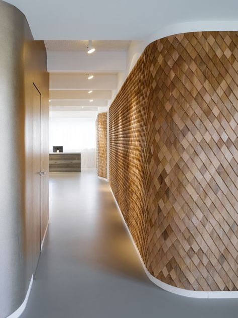 It is all about the details | Wood Paneling by Bruce B./Emmy B. Design Agency Offices Timber Feature Wall, Curved Walls, Wood Panels, Design Del Prodotto, Wall Cladding, Commercial Design, Wall Treatments, Commercial Interiors, Interior Walls