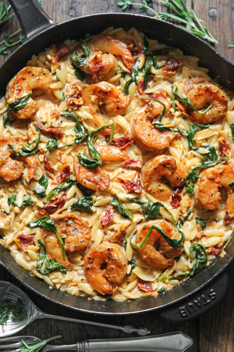 Creamy Shrimp Orzo with Sun-Dried Tomatoes, Spinach, Artichokes - in a cast iron skillet. Shrimp Orzo Arugula, Garlic Butter Shrimp And Spinach Orzo, Shrimp Greek Recipes, Marry Me Shrimp And Orzo Pasta, Shrimp Orzo Asparagus Recipes, Italian Meal Prep Ideas, Shrimp Kale Recipes, Shrimp Recipes Orzo, Mediterranean Orzo Recipes