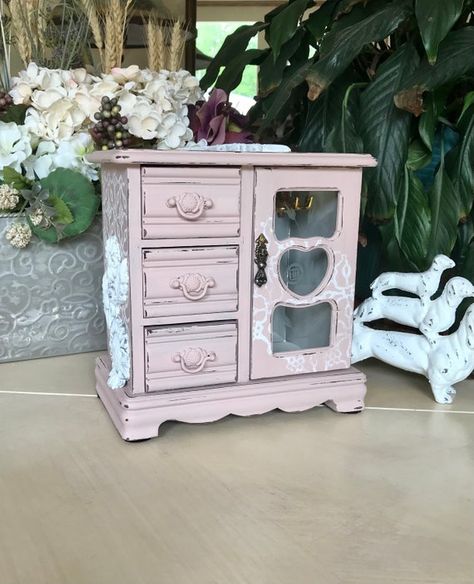 Coquette Jewelry Box Aesthetic, Painted Wooden Furniture, Rooms Decoration, Farmhouse Cottagecore, Painting Wooden Furniture, Jewelry Box Makeover, Pink Jewelry Box, Shabby Chic Jewelry, Painted Jewelry Boxes