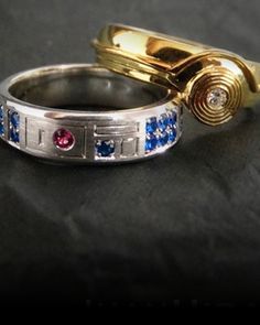 A perfect pair of rings for the perfect pair of Star Wars fans looking to share the rest of their lives with each other. Star Wars Wedding Band, Star Wars Wedding Ring, Star Wars Ring, Star Wars Jewelry, Star Wars Wedding, Star Wars Love, Star Wars Film, R2 D2, Star Wars Inspired