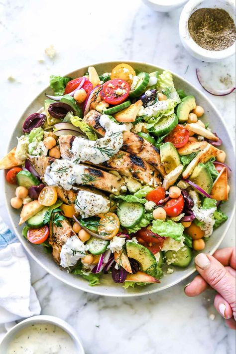 Chicken Gyro Salad, Salad Calories, Gyro Salad, Salad Greek, Greek Marinated Chicken, Chicken Gyro, Greek Gyros, Homemade Tzatziki Sauce, Marinating Chicken Breast