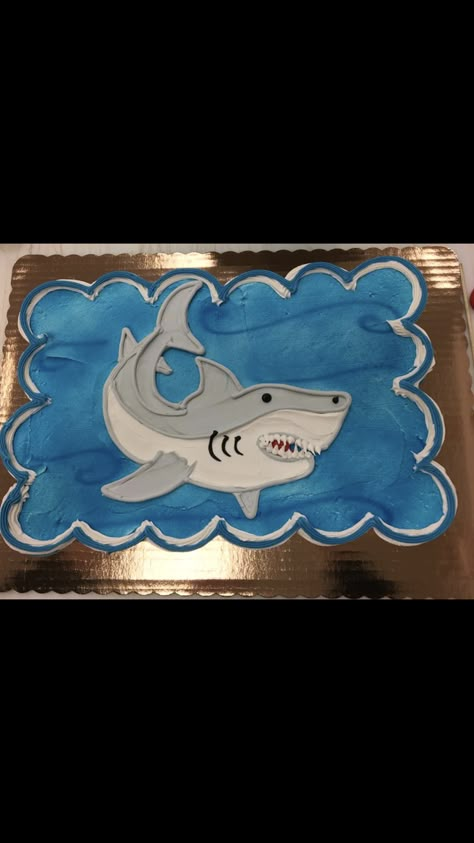 Shark cupcake cake Shark Week Cupcake Ideas, Shark Birthday Sheet Cake, Shark Cake Designs, Shark Pull Apart Cupcake Cake, Simple Shark Cake, Shark Pull Apart Cupcakes, Shark Birthday Cupcakes, Shark Cookie Cake, Shark Sheet Cake