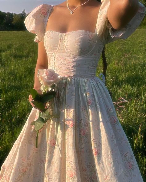 Nadine | Cottagecore on Instagram: “Some more pictures in this lovely dress from @selkie 🦢🥀 Get 10% off with code „NADINE“!! (PR/Gift) #cottagecoreaesthetic” Dreamy Floral Dress, Cottagecore Long Dress, Selkie Dress Wedding, Cottage Dress Aesthetic, Val Dresses, Prom Dresses Cottagecore, Angelcore Dress, Sawyer Aesthetic, Cottagecore Prom Dress