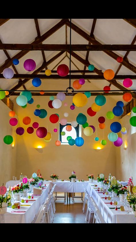 Paper Lanterns Wedding, Hanging Paper Lanterns, Boda Mexicana, Wedding Lanterns, Rainbow Wedding, Table Cloths, Hanging Lanterns, White Table, Paper Lanterns