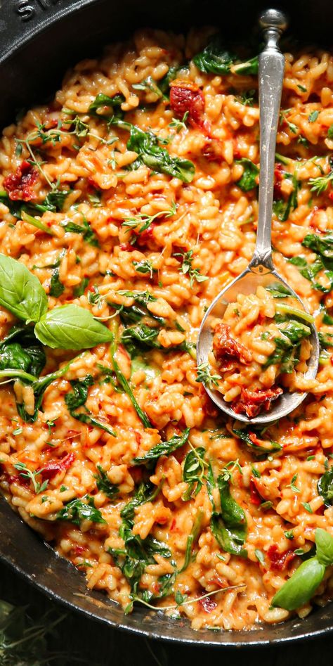 Sun-Dried Tomato and Spinach Risotto in a cast iron pan. Tomato Risotto Vegan, Tomato Rissoto Recipes, Risotto Sun Dried Tomato, Veggie Risotto Healthy, Risotto Recipes Tomato, Rice Dinners Vegetarian, Tomato Feta Risotto, Vegan Spinach Risotto, Easy Vegan Risotto