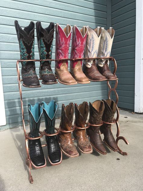 Horse Show Boot Rack, Hanging Horse Shoe, Boot Rack Horse Shoes, Welded Boot Rack, Horse Shoe Rack, Boot Rack Ideas Diy, Horse Shoe Shoe Rack, Cowboy Closet Ideas, Cowboy Boot Holder