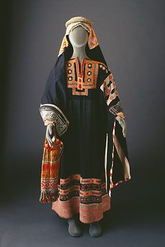 Sulaym thobe with finely embroidered yoke. The sleeves have patchwork along the shoulders and around the edges. The circular iqal (head-band ) is made of woven leather interspersed with silver beads and bound around a malleable core. Saudi Arabia Costume, Arabian Costume, Arabian Peninsula, Mode Abaya, Folk Dresses, المملكة العربية السعودية, Traditional Fashion, Historical Costume, Folk Costume