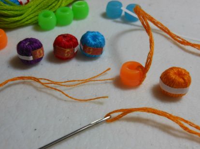 Sewing Miniatures, Yarn Beads, Miniature Sewing, Accessoires Barbie, Yarn Balls, Dollhouse Miniature Tutorials, Doll Furniture Diy, Diy Doll Miniatures, Mini Doll House