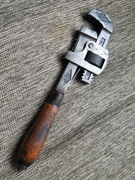 Stillson #10 Pipe Wrench, made by Walworth Mfg Co. in Boston. Plumbing Humor, Antique Hand Tools, Game Textures, Vintage Pipes, Nixie Tube, Blacksmith Tools, Pipe Wrench, Props Art, Antique Keys