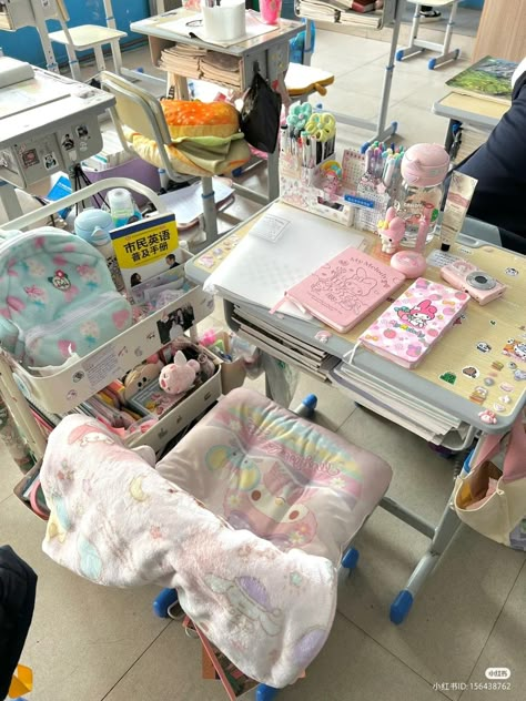 Kawaii School Desk, Chinese School Desk, School Desk Aesthetic, Chinese School Aesthetic, China High School, Chinese Desk, Aesthetic Hello Kitty, Study Core, School Dr