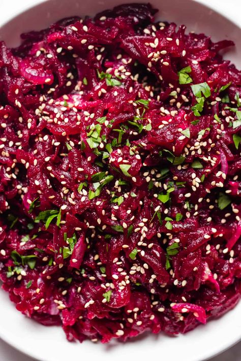 Russian Beet Salad, Salad Korean, Easy Spring Recipes, Lavender Macarons, Spring Recipes Dinner, Beetroot Recipes, Spring Recipes Dessert, Raw Beets, Popular Side Dishes