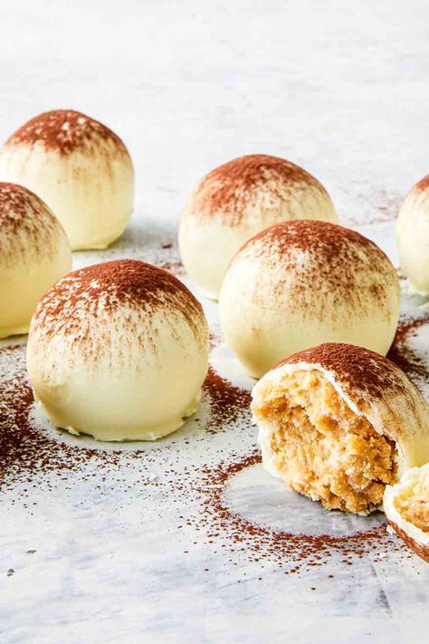 Dessert Truffle Recipes, Tiramisu Truffles Recipes, Best Truffle Recipe, Canape Desserts, Truffels Recipes, Tiramisu Balls Recipe, Tiramisu Balls, Christmas Truffles Recipe, Elegant Christmas Desserts