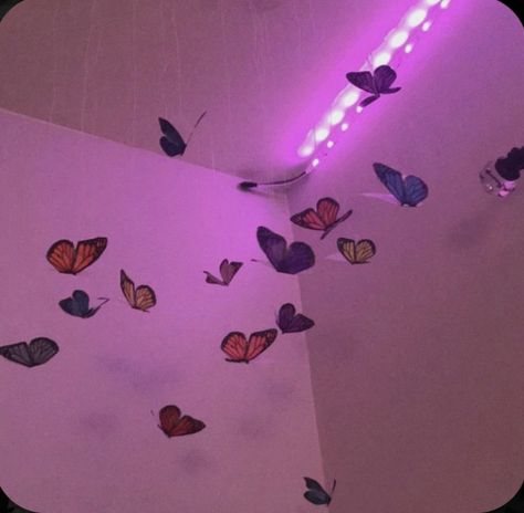 Butterfly Room Decor Aesthetic, Butterfly Room Decor, Aesthetic Butterfly, Butterfly Room, Room Decor Aesthetic, Chill Room, Neon Room, Retro Room, Dekor Diy