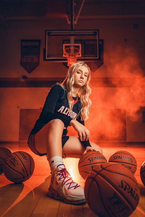 Senior Basketball Photography, Cool Basketball Pictures, Senior Sports Photography, Basketball Team Pictures, Basketball Pictures Poses, Volleyball Team Pictures, Sports Photoshoot, Basketball Senior Pictures, Volleyball Photography