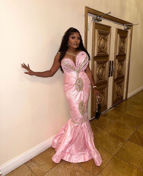 Pinby: aishaa🦋 💕 Bazin Styles, Eid Outfit Ideas, African Prom Dresses, Sparkly Prom Dresses, Gorgeous Prom Dresses, Dream Prom, African Wedding Dress, Senior Prom Dresses, Stunning Prom Dresses