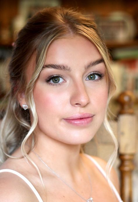 10 Natural Wedding Makeup Looks for Your Big Day | Make Me Bridal Wedding Makeup For Natural Look, Natural Looking Airbrush Makeup, Natural Glam Makeup For Blue Eyes, Airbrush Bridal Makeup Natural, Natural Makeup Look For Blue Eyes, Soft Bridal Look, Fall Wedding Makeup For Bride Pale Skin, Very Light Wedding Makeup, Minimalist Makeup Wedding