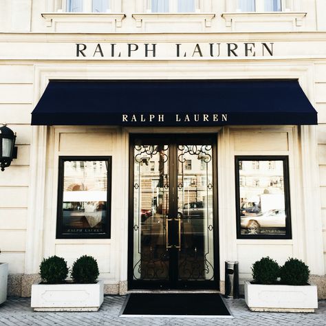 Ralph Lauren / Moscow Ralph Lauren Lifestyle, Old Money Interior Design, Polo Aesthetic, Old Money Interior, Messy Chic, Ralph Lauren Aesthetic, Ralph Lauren Store, Charlotte York, Ralph Laurent