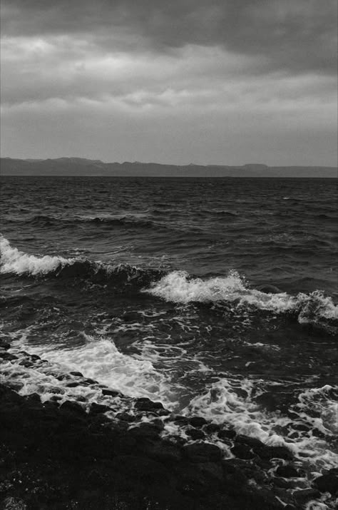 Sea Wallpaper Black And White, Black And White Wave Wallpaper, Ocean Aesthetic Black And White, Ocean Black And White Aesthetic, Black Aesthetic Ocean, Sea Black And White Aesthetic, Beach Wallpaper Dark, Wallper Minimalist, Asthetic Wallper Background Iphone