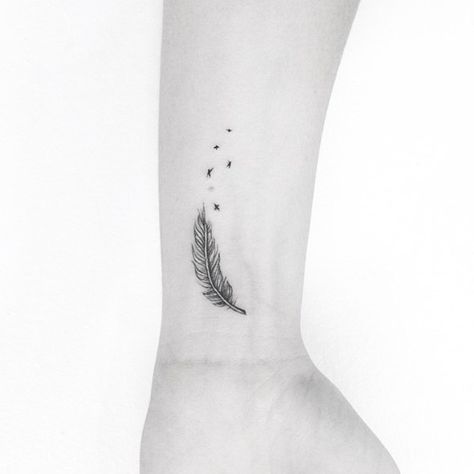 Feather Tattoo Ear, Small Feather Tattoo, Feather Tattoo Wrist, Feather With Birds Tattoo, Tattoo Feather, Tiny Bird Tattoos, Bird Tattoo Wrist, Herz Tattoo, Feather Tattoo Design