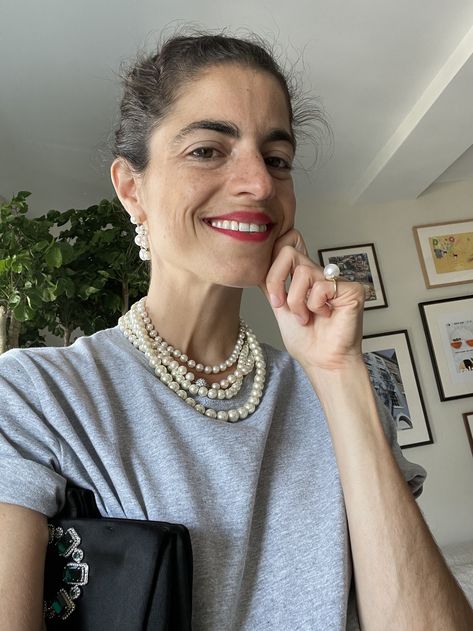 Outfit With Pearls, Pearl Necklace Outfit, Pearl Outfit, Moda China, Casual Pearls, Leandra Medine, Necklace Outfit, Casual Necklaces, Ball Gown Skirt