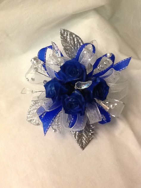 Blue roses with silver accents Blue And Silver Corsage, Blue Rose Corsage, Prom Corsage Diy, Corsage Diy, Diy Wrist Corsage, Prom Bouquet, Prom Corsage And Boutonniere, Diy Corsage, Corsage And Boutonniere Set