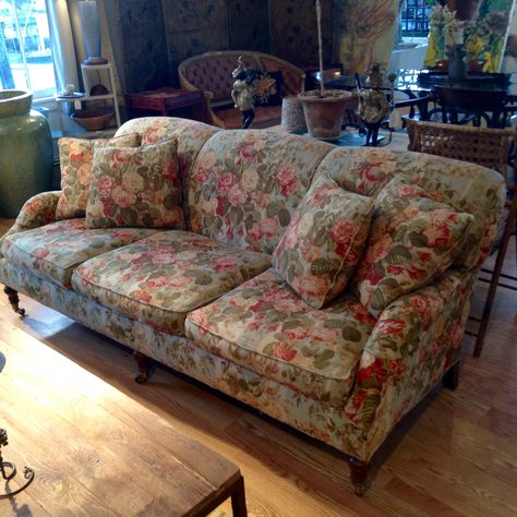 Floral Linen Sofa Old Floral Couch, Vintage Floral Living Room, Floral Couch Living Room Vintage, Vintage Floral Couch, Vintage Sofa Living Room, Sofa Core, Cottage Sofas, Flower Couch, Oast House