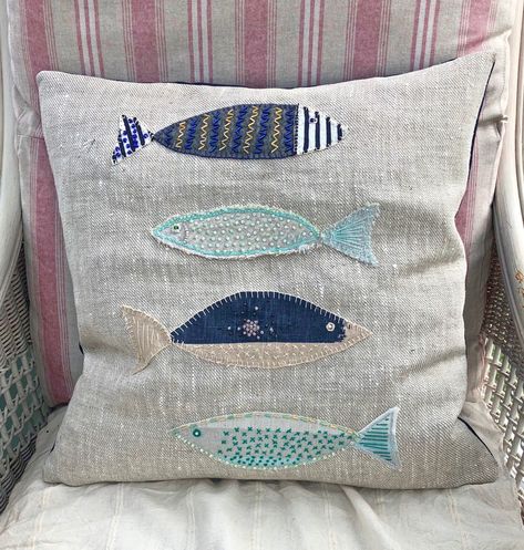 Fish Cushion, Fish Pillow, Freehand Machine Embroidery, Sewing Cushions, Wool Felt Projects, Sewing Pillows, Diy Quilt, Patchwork Bags, Felting Projects