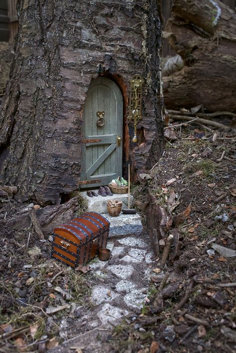 https://flic.kr/p/rK3Uov | Fairy door in tree trunk | My latest garden project is this fairy door which I have installed in a tree trunk in our 'Forest'. The door is 20cm high. Here we can see that the little people are in the process of moving in, with a broom for sweeping their new abode, some vegetables for dinner and logs for the fire. I hope they don't forget their shoes. Fairy Furniture, Fairy Doors On Trees, Fairy Garden Doors, Fairy Tree Houses, Fairy House Diy, Fairy Garden Crafts, Fairy Home, Fairy Garden Designs, Faeries Gardens